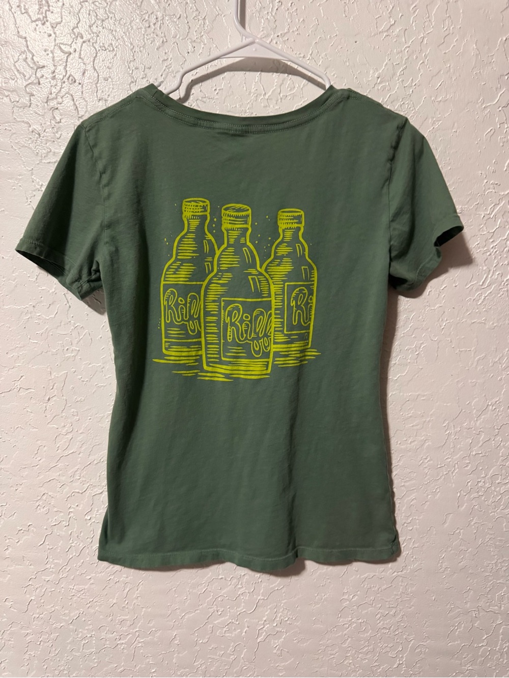 Riff Cold Brewed Coffee V-neck Graphic Tee
Size medium